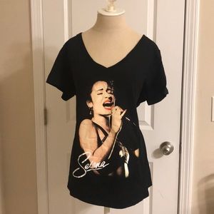 Torrid Selena Graphic T. Size 1 (14-16)